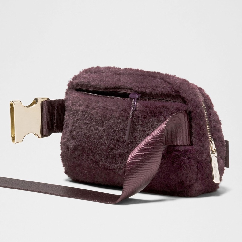 Lululemon NWT Everywhere Belt Bag - Plush Fleece - Black Plum/Gold - Picture 4 of 7